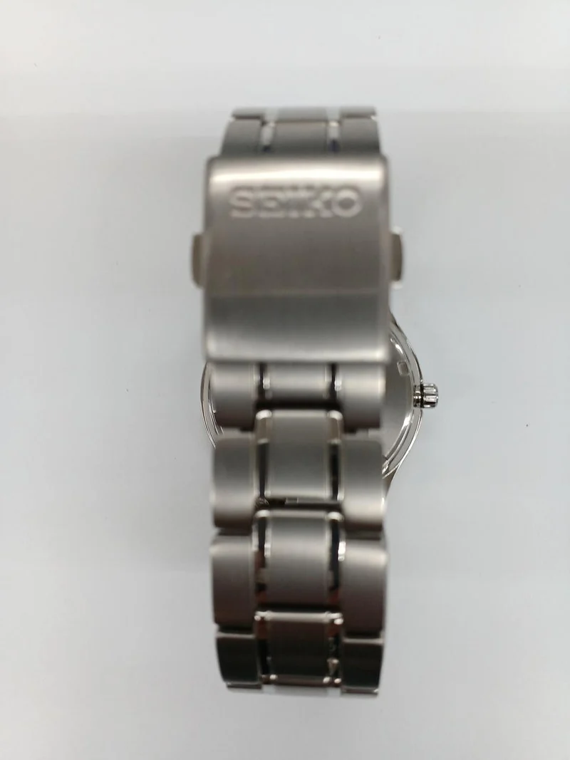 SEIKO Solar-Armbanduhr aus Titan V157-0BX0