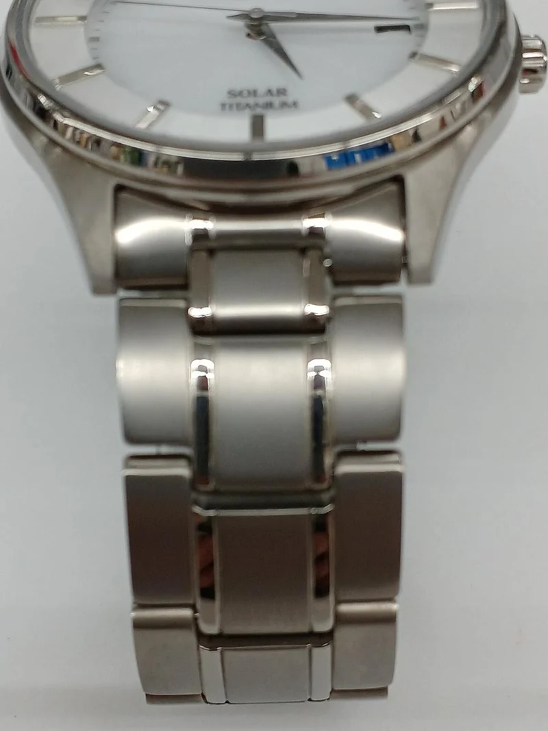 SEIKO Solar-Armbanduhr aus Titan V157-0BX0