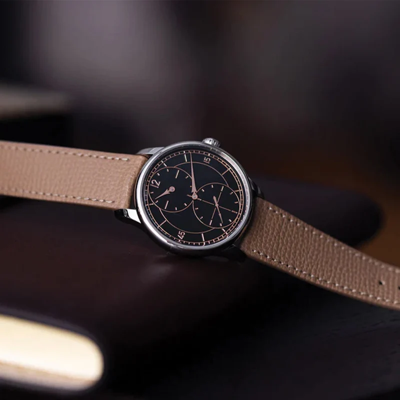 Le Régulateur Gravé Noir 39mm - Black on Leather Strap