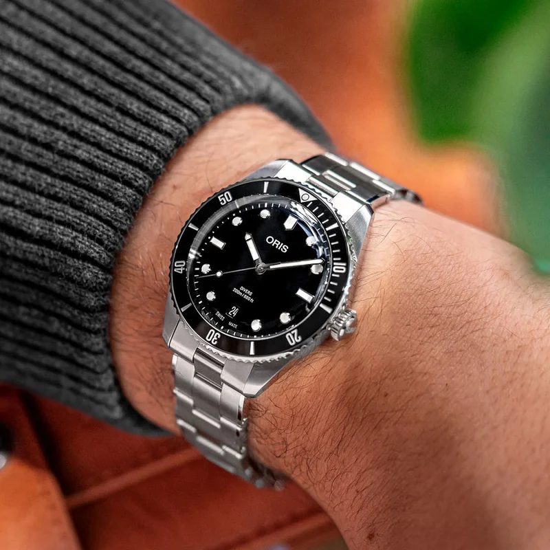Divers Date 39mm - Black on Bracelet