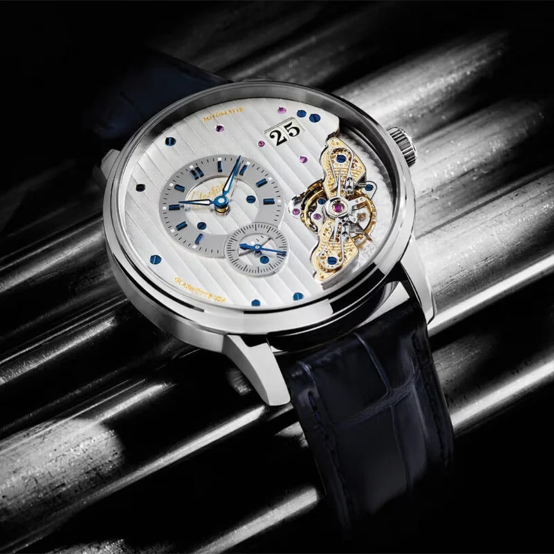 PanoMaticInverse 42mm - Silver on Strap