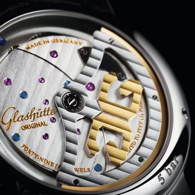 PanoMaticInverse 42mm - Silver on Strap