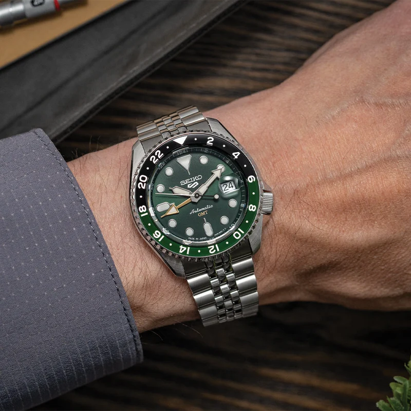 SSK035 5 Sports SKX GMT 42.5mm - Green on Bracelet