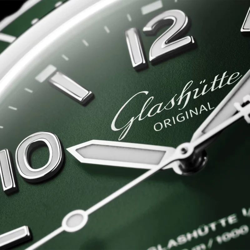 SeaQ Panorama Date 43mm - Varnish Reed Green on Bracelet