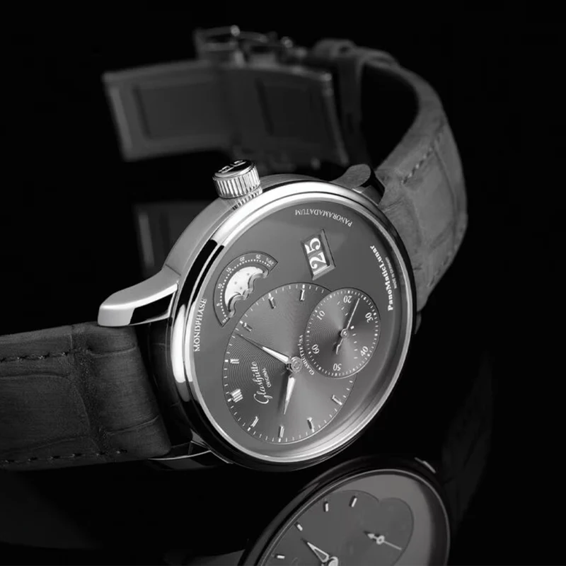 PanoMaticLunar 40mm - Grey on Strap