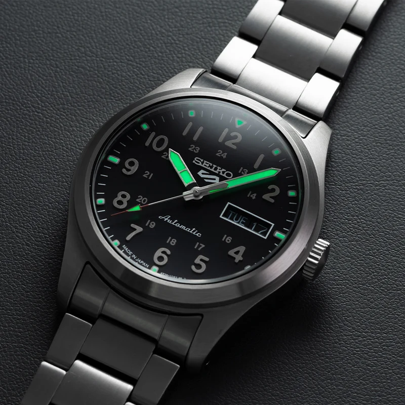 SRPG27 5 Sports Field 39.4mm - Black on Bracelet