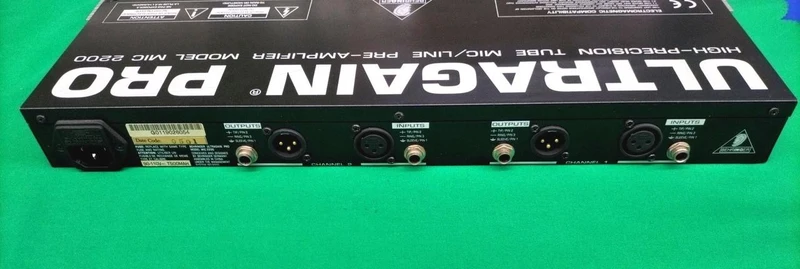 BEHRINGER Mikrofonvorverstärker MIC2200