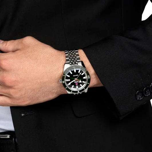 Captain Cook Automatic 42mm - Green on Bracelet