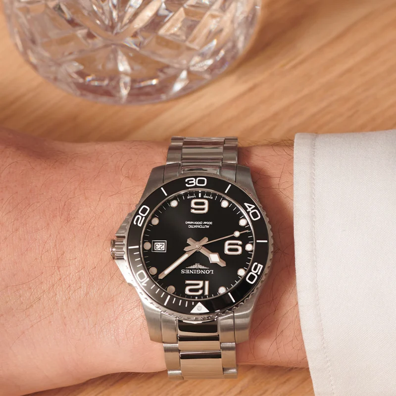 HydroConquest 39mm - Black on Bracelet