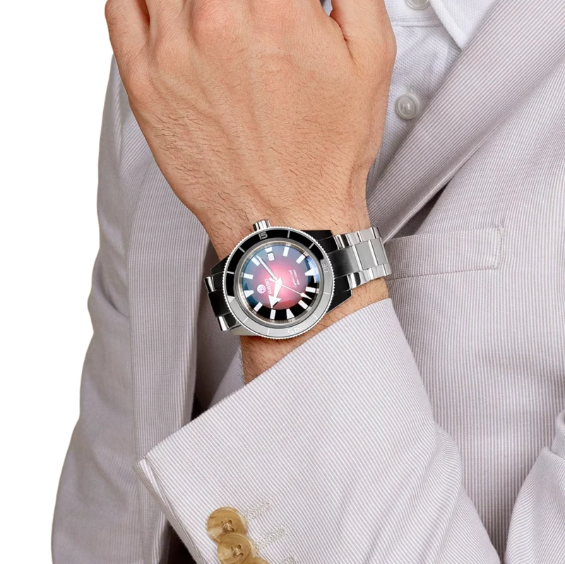 Captain Cook Automatic 42mm - Red on Bracelet