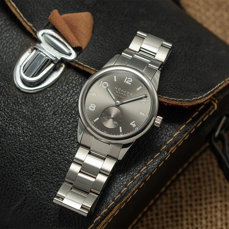 Club Sport Neomatik Smoke 39mm - Grey on Bracelet
