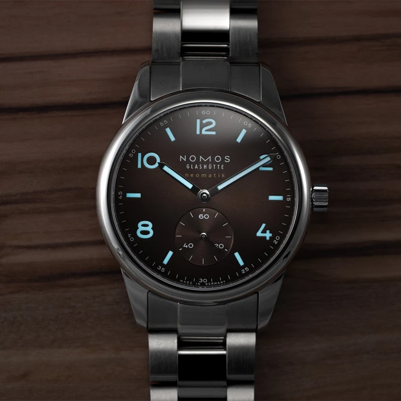 Club Sport Neomatik Ember 39mm - Beige on Bracelet