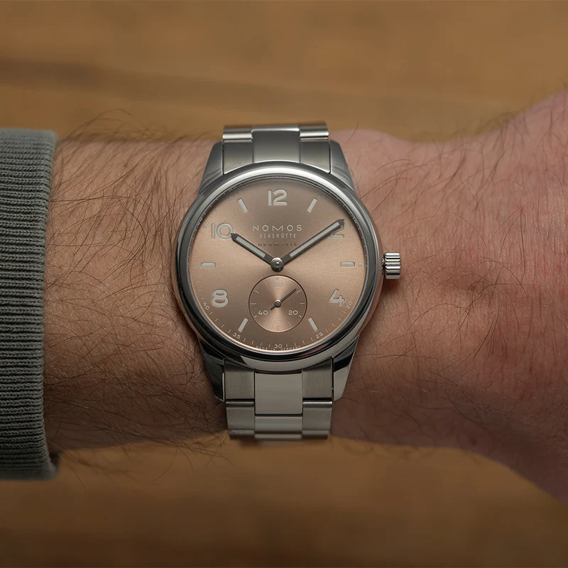 Club Sport Neomatik Ember 39mm - Beige on Bracelet