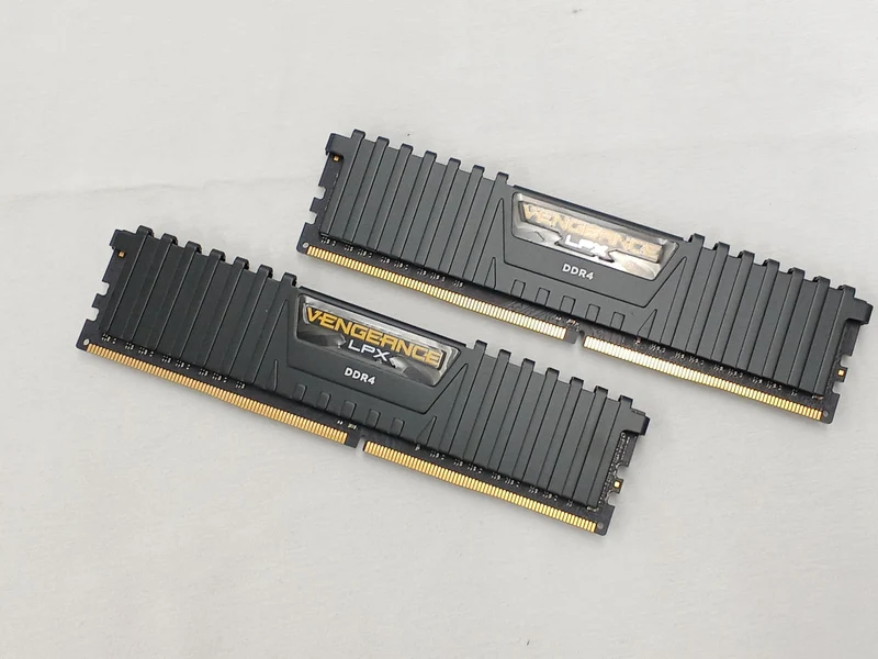 CORSAIR DDR4-Speicher (16 GB) CMK16GX4M2A2666C16
