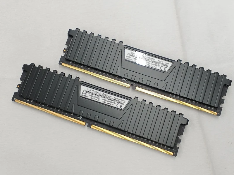 CORSAIR DDR4-Speicher (16 GB) CMK16GX4M2A2666C16