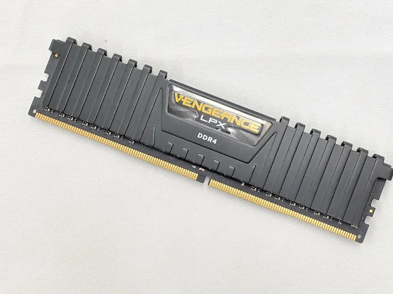 CORSAIR DDR4-Speicher (16 GB) CMK16GX4M2A2666C16