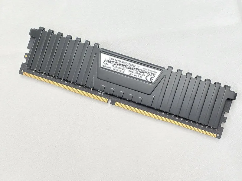 CORSAIR DDR4-Speicher (16 GB) CMK16GX4M2A2666C16