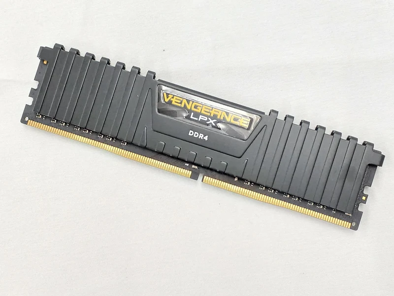 CORSAIR DDR4-Speicher (16 GB) CMK16GX4M2A2666C16