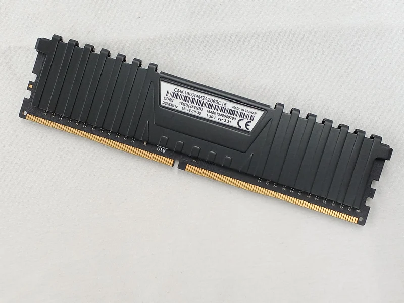 CORSAIR DDR4-Speicher (16 GB) CMK16GX4M2A2666C16
