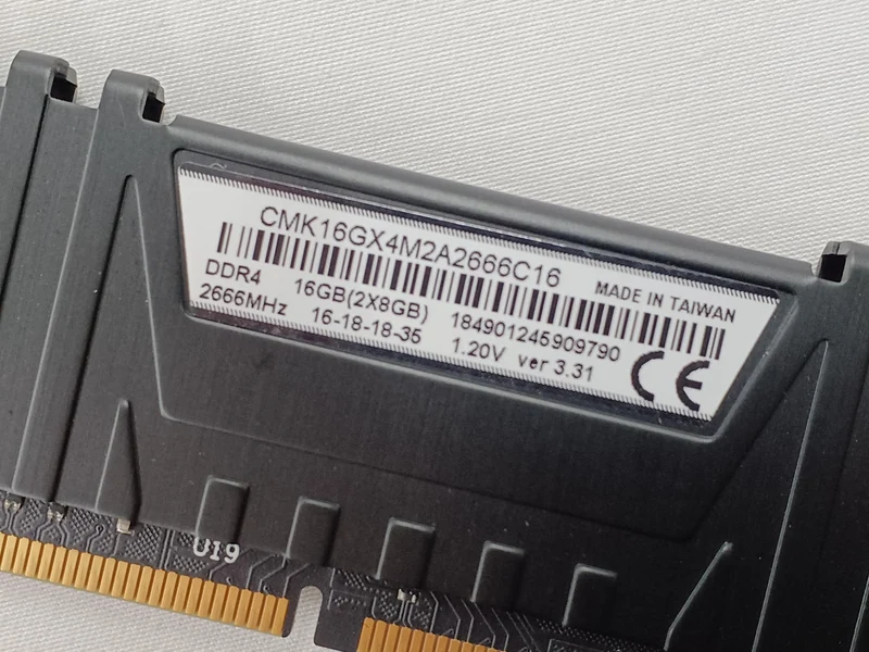 CORSAIR DDR4-Speicher (16 GB) CMK16GX4M2A2666C16