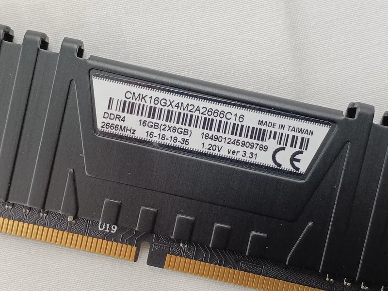 CORSAIR DDR4-Speicher (16 GB) CMK16GX4M2A2666C16