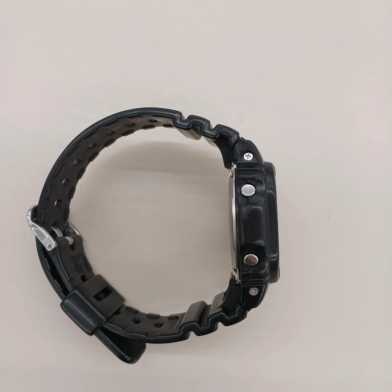 CASIO *LCD zerkratzt GW-M5610