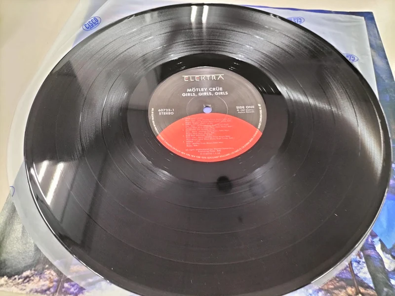 ELEKTRA LP Western Music 60725-1/Girls, Girls, Girls