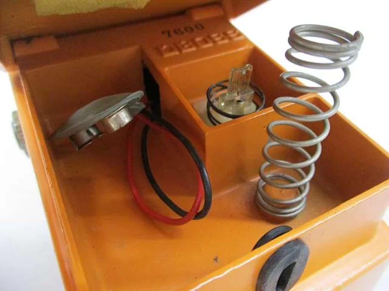 BOSS Distortion DS-1 (Silberne Schrauben / Skelett / TA7136P1)