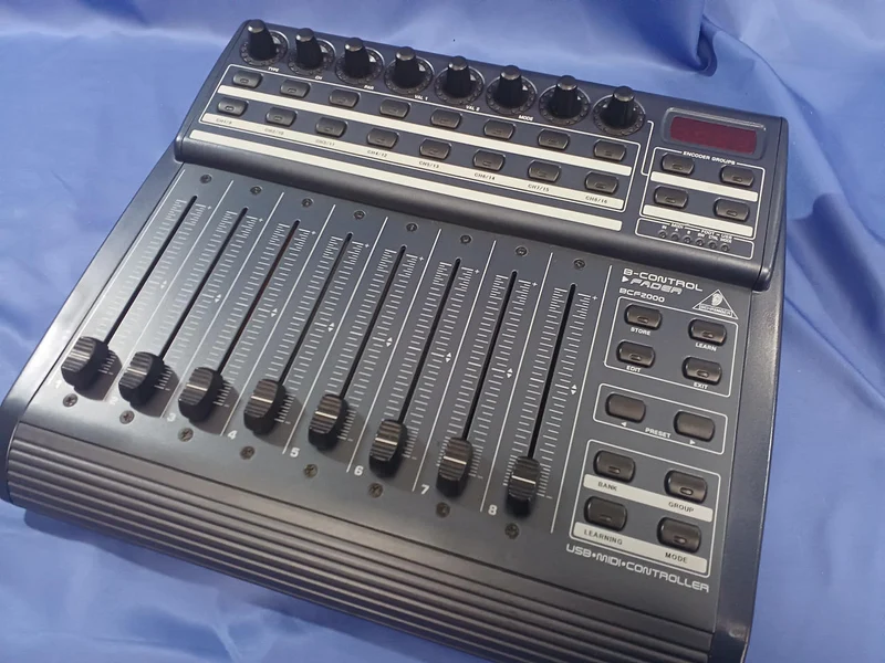 BEHRINGER MIDI-Controller BCF2000