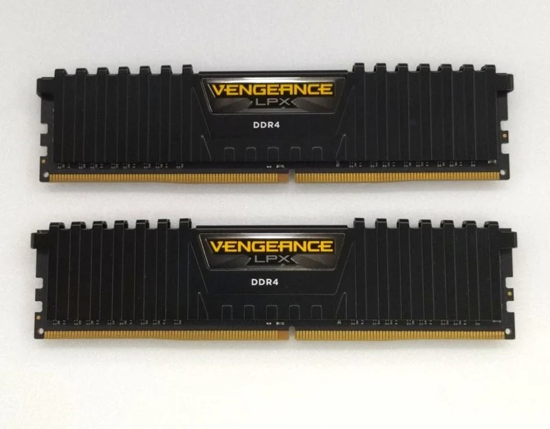 CORSAIR Speicher 2-Disk-Set CMK16GX4M2B3200C16