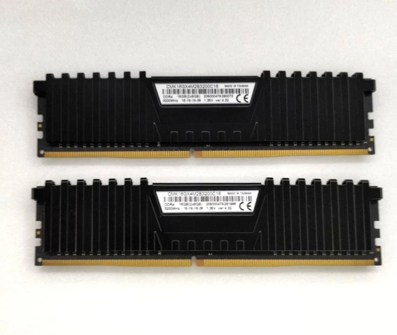 CORSAIR Speicher 2-Disk-Set CMK16GX4M2B3200C16