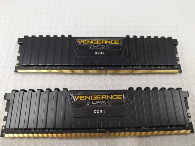 CORSAIR DDR4-Speicher 8 GB x 2 CMK16GX4M2A2666C16