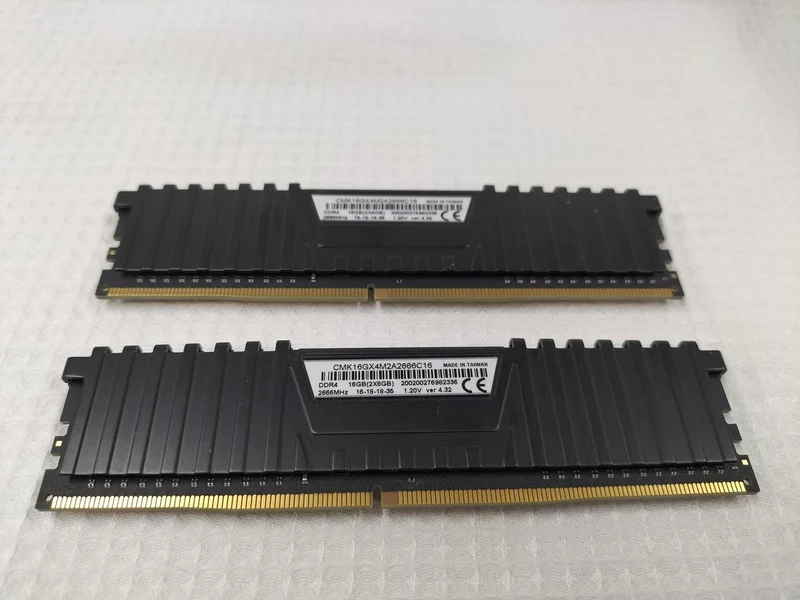 CORSAIR DDR4-Speicher 8 GB x 2 CMK16GX4M2A2666C16