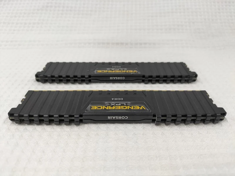CORSAIR DDR4-Speicher 8 GB x 2 CMK16GX4M2A2666C16