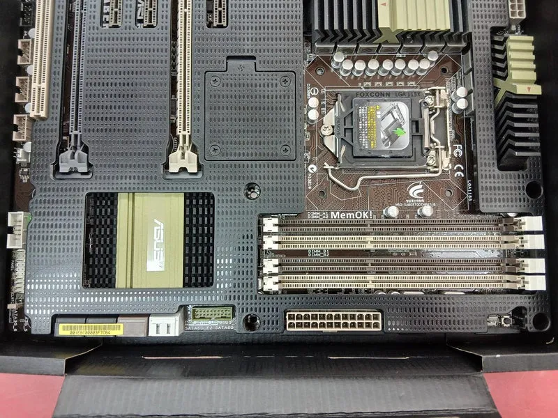 ASUS Intel-kompatibles Motherboard: SABERTOOTH P67