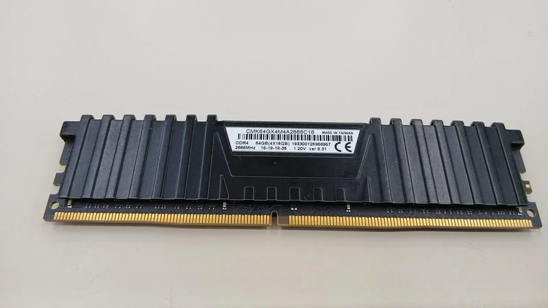 CORSAIR RAM (16 GB) CMK64GX4M4A2666C16