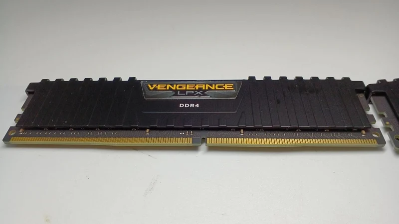 CORSAIR Arbeitsspeicher CMK32GX4M2C3200C18
