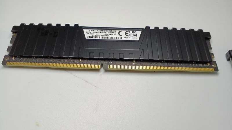 CORSAIR Arbeitsspeicher CMK32GX4M2C3200C18