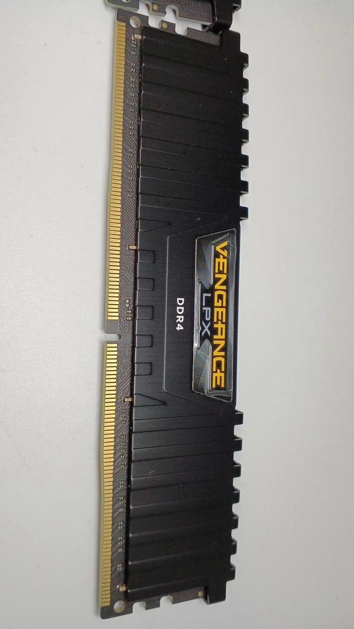 CORSAIR Arbeitsspeicher CMK32GX4M2C3200C18