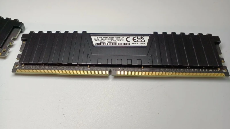 CORSAIR Arbeitsspeicher CMK32GX4M2C3200C18