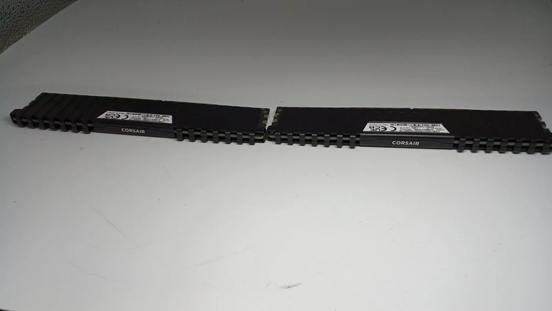 CORSAIR Arbeitsspeicher CMK32GX4M2C3200C18