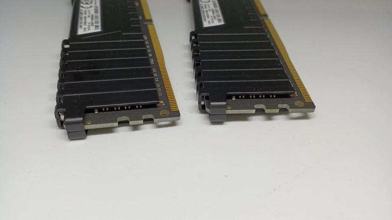CORSAIR Arbeitsspeicher CMK32GX4M2C3200C18