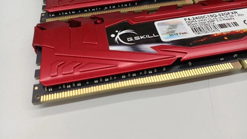 G.SKILL DDR4 8GB x2 F4-2400C15Q-32GFXR