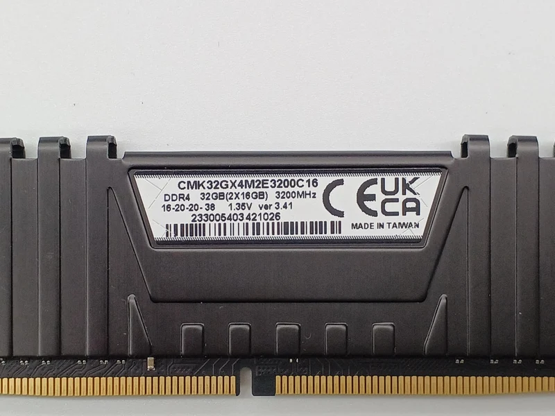 CORSAIR DDR4-Speicher CMK32GX4M2E3200C16