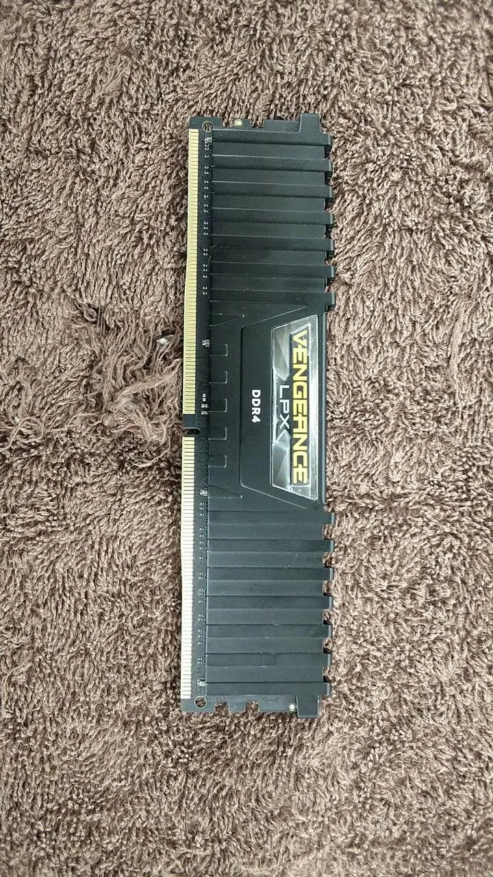 VENGEANCE DDR4 (16 GB × 1) CMK32GX4M2A2666C16