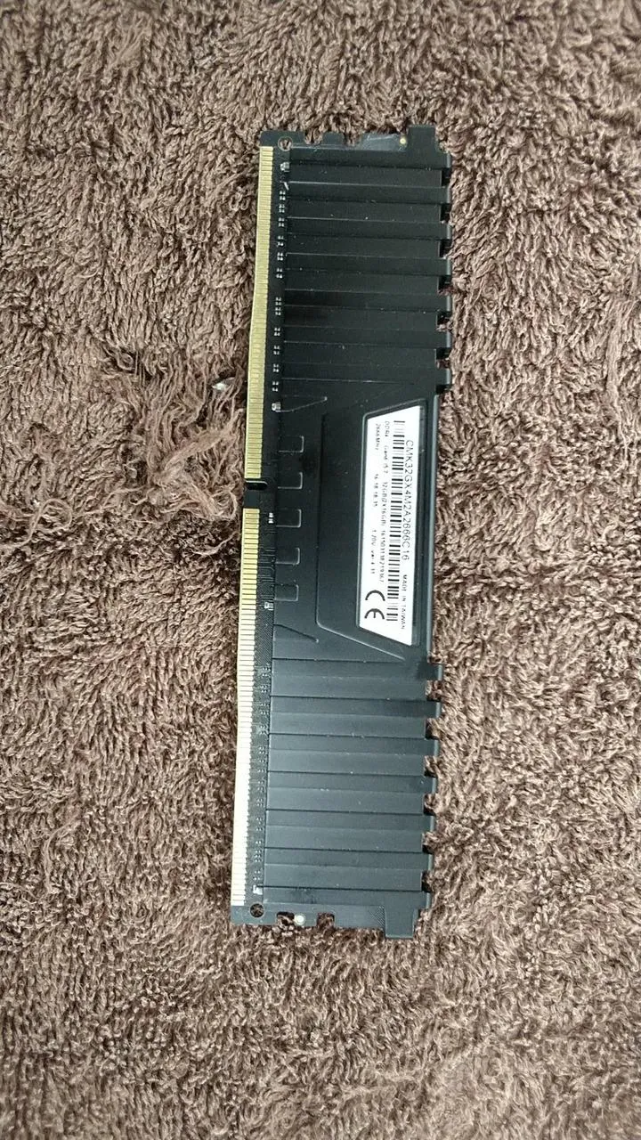 VENGEANCE DDR4 (16 GB × 1) CMK32GX4M2A2666C16