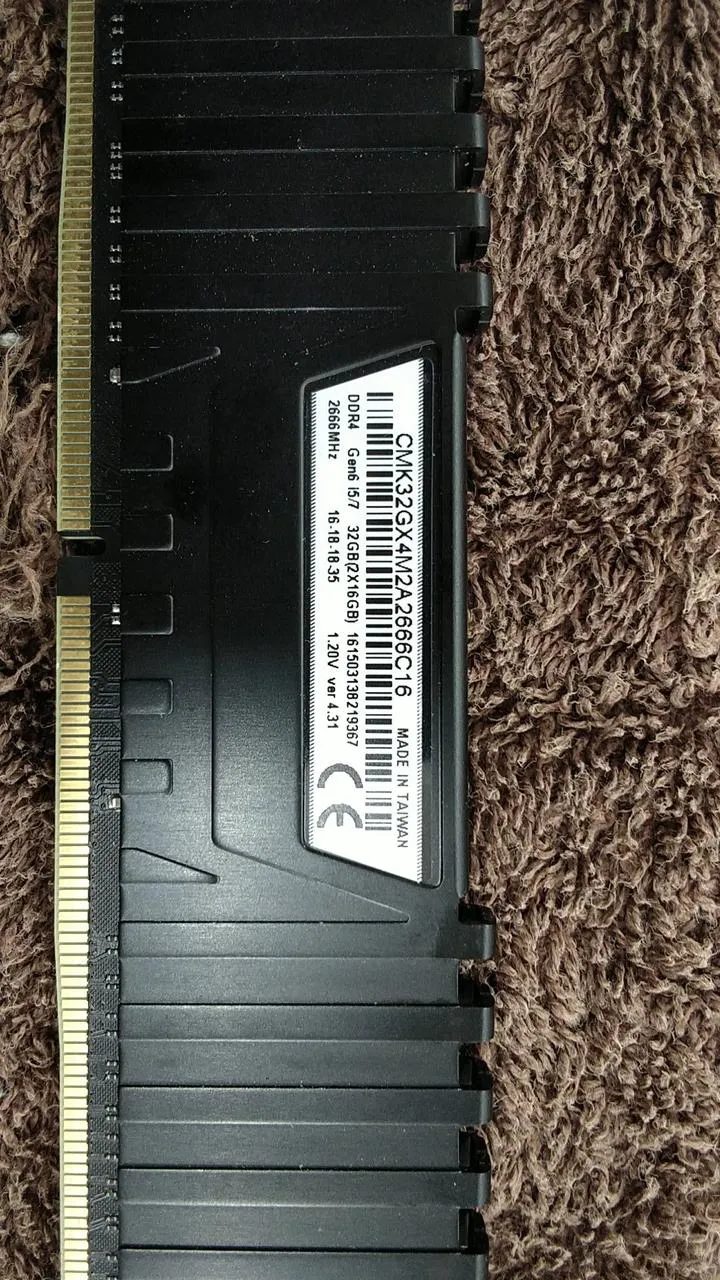VENGEANCE DDR4 (16 GB × 1) CMK32GX4M2A2666C16