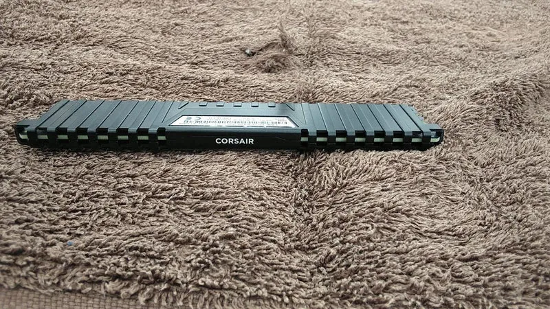 VENGEANCE DDR4 (16 GB × 1) CMK32GX4M2A2666C16