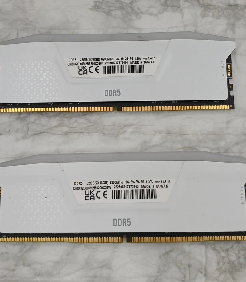 CORSAIR Arbeitsspeicher CMH32GX5M2B6200C36W