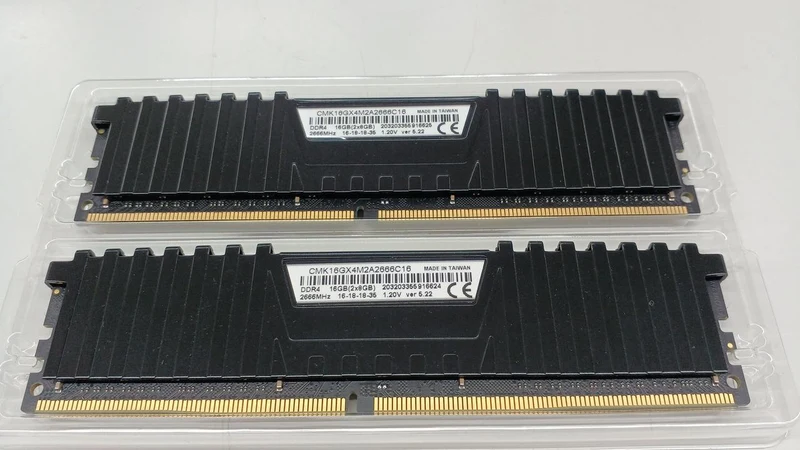 CORSAIR PC-Speicher CMK16GX4M2A2666C16